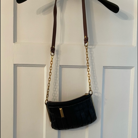 Black leather MARC JACOBS crossbody bag with gorgeous gold chain strap - Picture 2 of 6